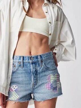 Levi’s 150 Anniversary Patch Flower Denim Cutoff Shorts - Light Blue